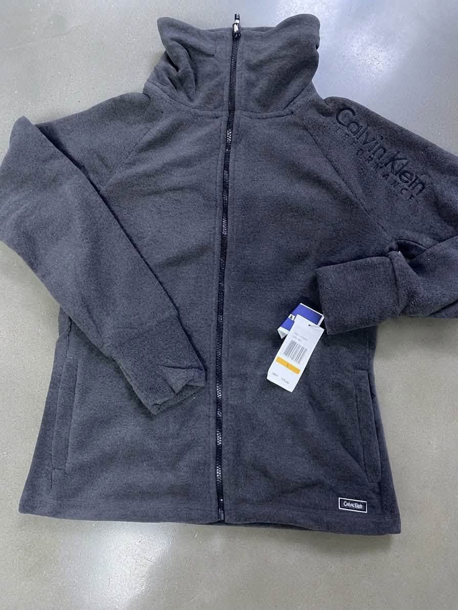 calvin klein 🔥🔥  قمصلة ماركة
مكتوب S تلبس M الوزن 55-60
‎السعر 10 للطلب خاص او اواتساب ***********
