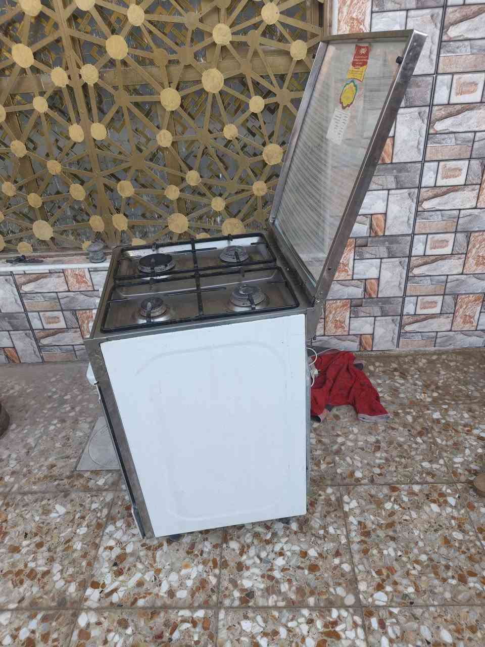طباخ يونيفرسال مصري نضيف كلش كله شغال وصواني وسوبايه سعره ٩٠ مكانه قرب غرفة التجارة***********
