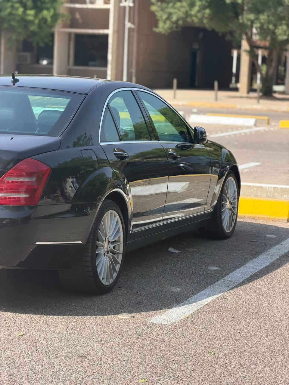 🚘 مرسيدس S350 | موديل 2009 محدث 2013

✨ للبيع – بغداد

المواصفات والتجهيزات:
• محرك 6 سلندر 3500cc – الحجم المرغوب
• كير أوتوماتيك
• تعليق وجكات هوائية
• سلايد روف – 3 وضعيات
• تبريد 3 قطع
• سايد بريك بصمة
• تلفون + ماوس تحكم
• CD Changer – 6 أقراص
• بردات كهربائية – 5 قطع
• مقاعد كهربائية: تدفئة + تبريد + مساج + قاصّة + Memory
• داخلية جلد أسود مع تطعيم صاج
• أبواب وجنطة شفط
• مري شفط وقلّاب
• تعتيم ليلي
• إشارات زراك لايت
• لايت زينون داينمك
• تجاوي كهرباء
• مرايا داخلية وجانبية عاكسة للضوء
• جوستكات قيادة بالستيرن
• نظام سماعات Full Stereo
• GPS
• حساسات أمامية وخلفية
• إنارة داخلية متغيرة للدشبول
• تايرات Dunlop
• بطارية جديدة
• صدر جديد
• وبعدها مواصفات وتجهيزات إضافية كثيرة

المعلومات:
📍 رقم أربيل – تحويل مباشر أو وكالة
🎨 اللون: أسود
🔧 الحادث: فقط هلال جامِلَغ خلفي (خلف السائق)
📍 مكان السيارة: بغداد
***********
