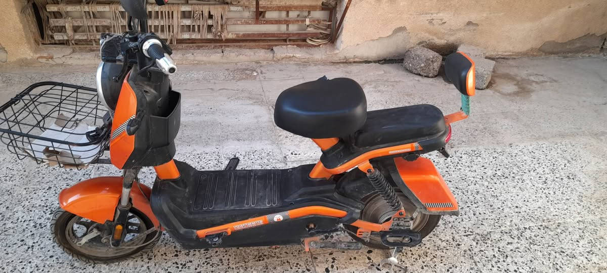 سلام عليكم دراجة شحن للبيع كوم حديد موضح صورو شوفو شغال بس ما يستقبل شحن معرف ليش شاحنة ما موجودة كوم حديد رايده ب65وبي مجال اكتب سعرك عجبني ابيع تواصل ***********بي واتس
