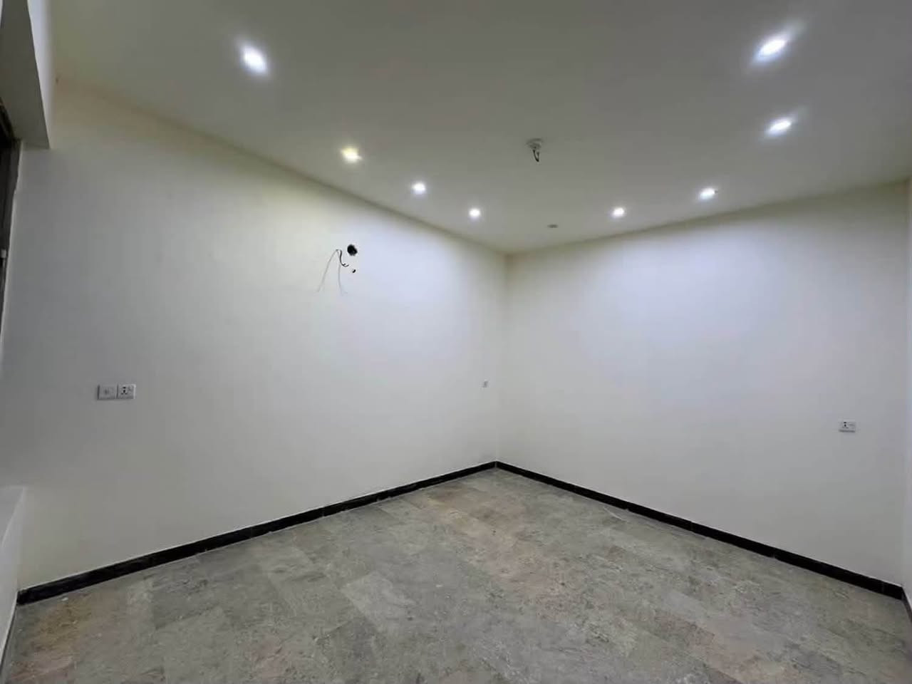 🏡 للإيجار في السيدية
📍 الموقع: السيدية – شارع النخل
📐 المساحة: 100 م²

✨ مواصفات العقار:
▪️ 3 غرف نوم
▪️ صالة
▪️ مطبخ
▪️ خدمات

💰 بدل الإيجار: 1,200,000 دينار
🔸 يوجد مجال بسيط للتفاوض

📌 العقار متوفر لدى مكتب حلم عقاري

📞 للتواصل والاستفسار:
***********.
