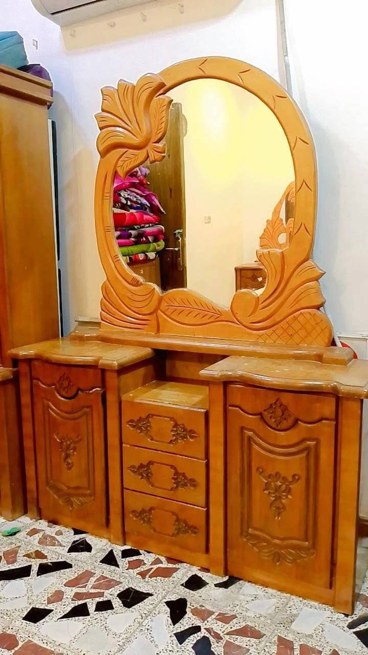 السلام عليكم 
غرفة اخشاب للبيع 
واتساب: ***********
عنوان: بغداد العبيدي شارع المحافظ 
السعر: 700
