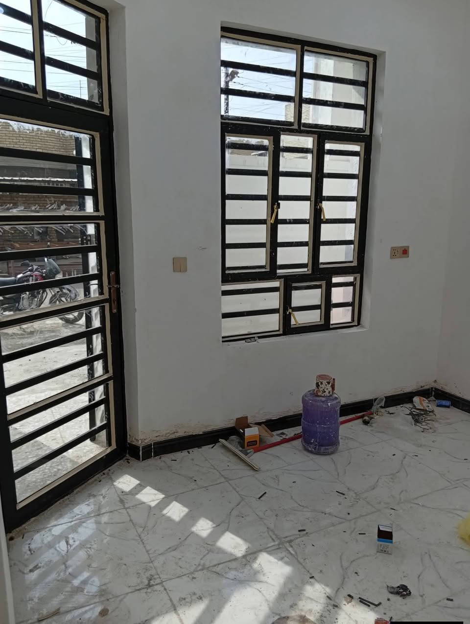 مشتمل 50 متر للبيع الشعب حي المهندسين زراعي شارع 15 الوسط المربع الاول طابقين او نص هسه طلعت العماله بناء جديد مدخلين استقبال او مطبخ او خدمات الطابق الاول والثاني غرفتين نوم او خدمات والبيتون غرفة كامله السعر اتصال او واتساب ***********
