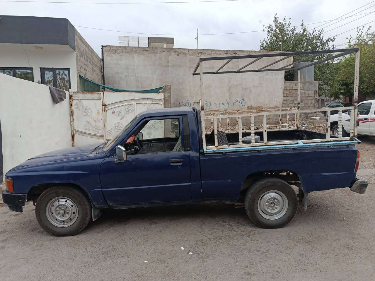 پیکاب مۆدێل 85 ئاڕم پلاستیک سلێمانی سایەرەکە دەعامو لێدراوی  نییە گێڕو مەکینەی بەشەرتە چوار تایە پێنج  ڕۆژە کراوتە سەری لۆکە سایرەکە تابڵێی سەیارەیەکی پاکە ناونیشان چەمچەماڵ سعر 17وەرەقە ژ.م کۆڕەک***********
ئاسیا***********
