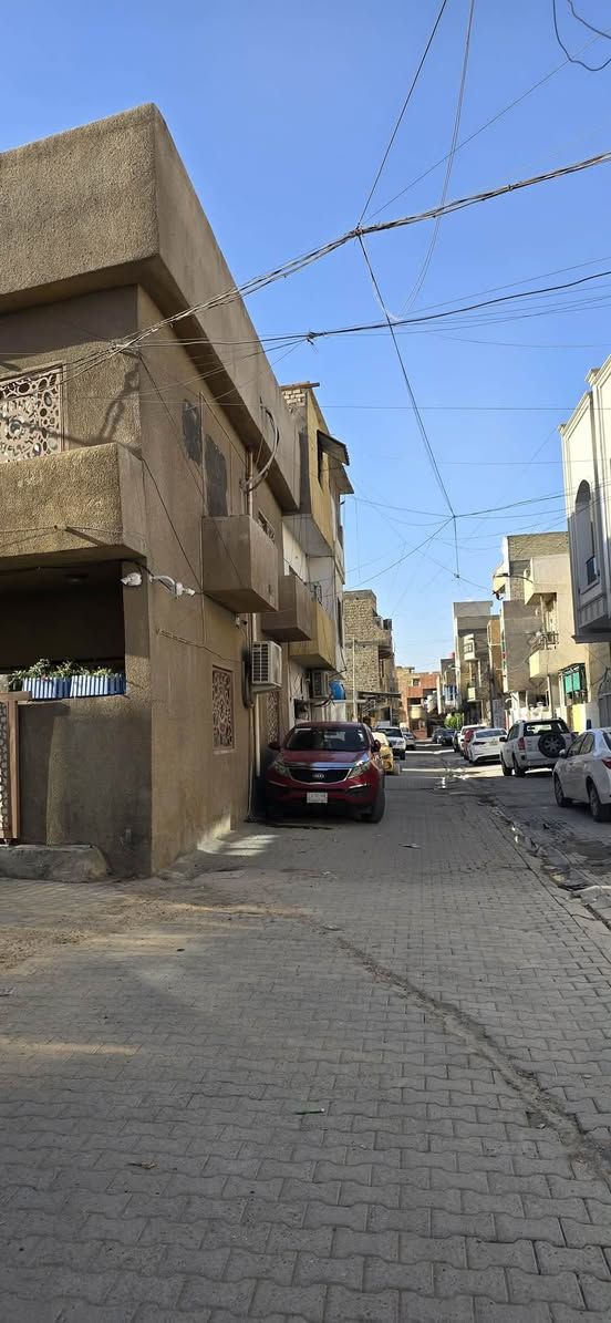 السلام عليكم
دار للبيع ملك صرف باسمي
الموقع: الاعظمية / المقبرة الملكية قرب مستشفى النعمان محلة ٣١٠ 
المساحة: ٧٠متر ركن واجهة ٧متر  ونزال ١٠متر  لكن بالسند ٥٣ متر شارع عريض وهادئ جدا والبناء مسلح  وتم اعادة ترميمه قبل ٤ سنوات وكما موضح بالصور والسند منفصل مع مشتمل فقط.
⬅️الطابق الارضي صالة كبيرة ومطبخ ( الكاونتر وملحقاته هدية مع الدار) 
وصحيات وترك الارضية والدرج مرمر.
⬅️الطابق الاول غرفتين نوم وصحيات كان سابقاً ٣ غرف تم دمج غرفتين معاً لتكون غرفة كبيرة.
⬅️الطابق الثالث بيتونة مع مخزن (سندويج بنل).
البيت مدخلين ونظيف جداً ومرتب يحتاج فقط صبغ  واجهة.
السعر ٢٨٥ مليون وبي مجال بسيط
للاستفسار الاتصال او وتس اب على الرقم  ***********
