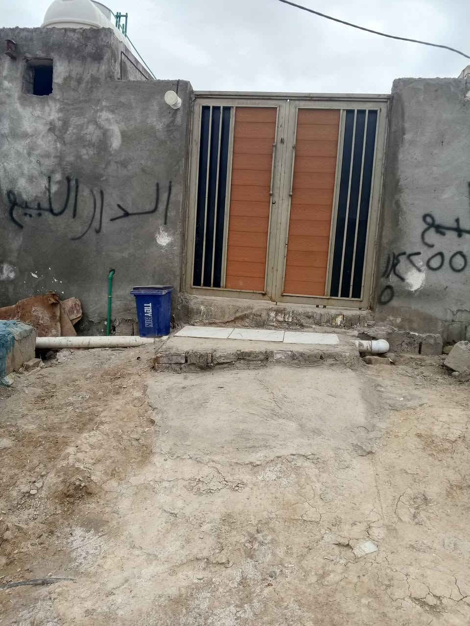 سلام عليكم بيت للبيع بحي الكوفه بفرع ابو السيراميك بركات الحسين مقابل بانزين خانه مال عبد الحسن ملاغي بنهايت الفرع 115 طولاني بي غرفه وصاله ومطبخ وصحيات كله سيراميك نضيف كلش توه مبني عوزه بس استقبال السعر 35 وبي مجال للشراي ***********
