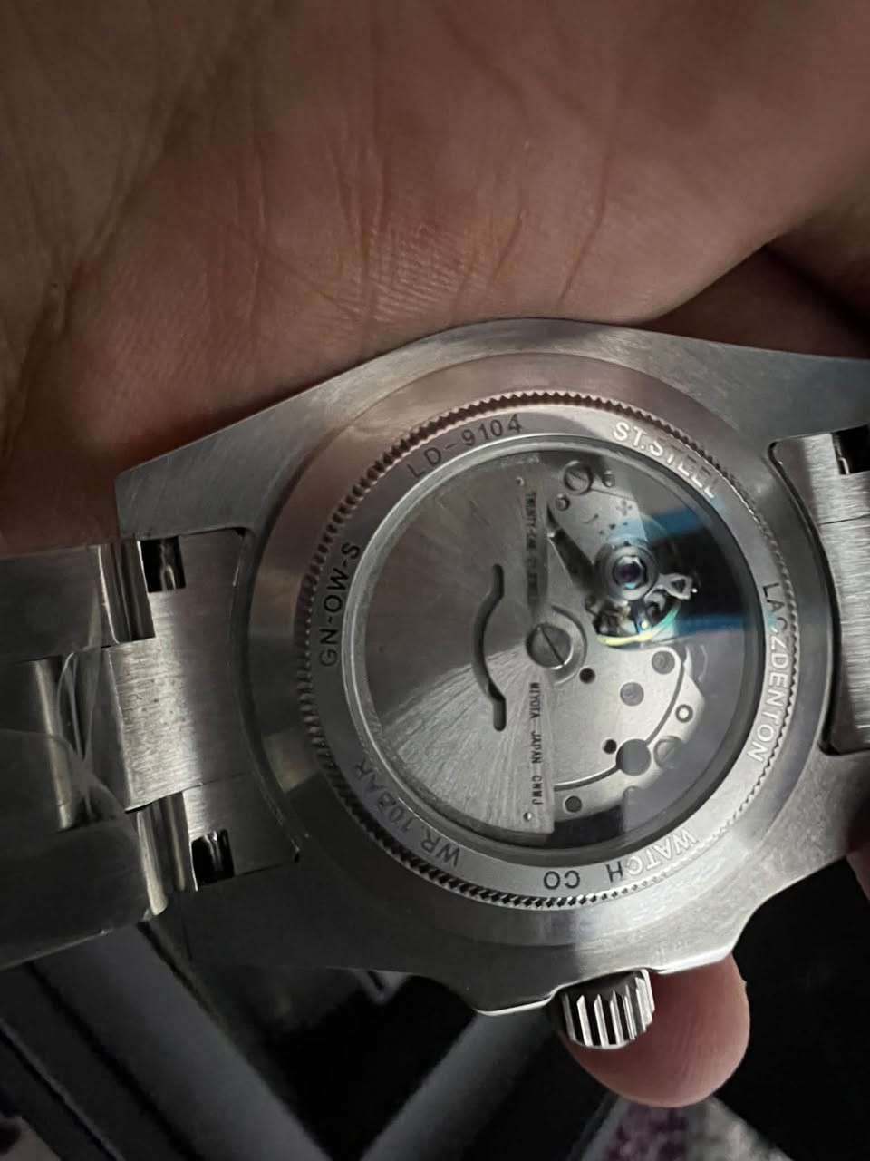 ⌚🔥 للبيع — ساعة LACZ DENTON AUTOMATIC 🔥
ساعة رجالية أنيقة بتصميم رياضي وفخم، مناسبة للاستخدام اليومي والمناسبات.

✨ المواصفات:

* ⚙️ أوتوماتيك
* 💙 واجهة زرقاء مميزة
* 📅 تاريخ مع عدسة مكبرة
* 🔩 سوار ستانلس ستيل
* 💧 مقاومة للماء 100M
* 📦 مع العلبة
* ⭐ مستعملة ونظيفة جداً — الحالة ١٠٠/٩٥

💰 السعر: ٩٠٠٠٠ دينار عراقي فقط

📱 واتساب: ***********

🔥 للمهتمين والجادين فقط — المعاينة متاحة
