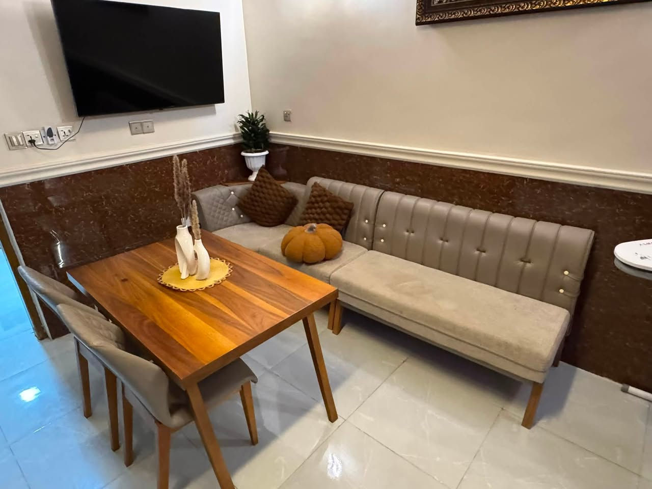 للبيع ديوان تركي كلاسيكي كامل مع ميز طعام
مطابق للتصميم. معه معرض تحفيات 

كربلاء حي الموضفين ***********
 
السعر خاص
