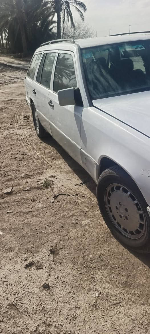 السلام عليكم 
مارسيدس 300 رقم بغداد 
مكينه محورها كابريتر سوبر  ونضام العنكبوت موجود بيها خيط بخار من قبق الولفات 
تايرات جدد حداديه 70%
كير سليم بولبرينات وباتري جديد 
لايت زنون عالي وناصي 
سعرها 31 مكانها ديوانيه 
***********
