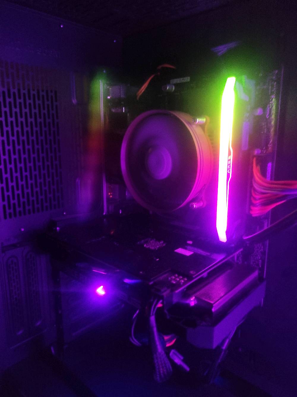 تجميعة Gaming كاملة للبيع
المواصفات:
 GPU: ASUS RTX 3050 8GB
 CPU: Intel Core i5-9400F
Motherboard: ASUS PRIME H310M-K R2.0
 RAM: Lexar 8GB DDR4
SSD: 1TB
 PSU: 750W
CPU Cooler: مبرد هوائي
 Monitor: Acer FHD 180Hz
 كيس Gaming RGB + مراوح RGB
الجهاز جاهز للاستخدام واللعب، ومناسب للألعاب بدقة FHD، وكذلك التصميم والاستخدام اليومي.
 الحالة: مستعمل ونظيف عموماً بس كلبس السايف مال كرت الشاشه مفصول بس ما اله اي اثر على أداء او سلامه الكرت كلشي بي سليم
الشاشه هيه الوحيده الي بيها عيب انو تضهر خطوط لما ترتفع حرارتها بالعموم شغاله و تعرض طبيعي 
يوجد تصوير فيديو لمعرفة حالة و استجابه الجهاز 
 الموقع: البصرة
 السعر: 1.000.000 مليون و قابل للتفاوض 
للأستفسار واتساب ***********