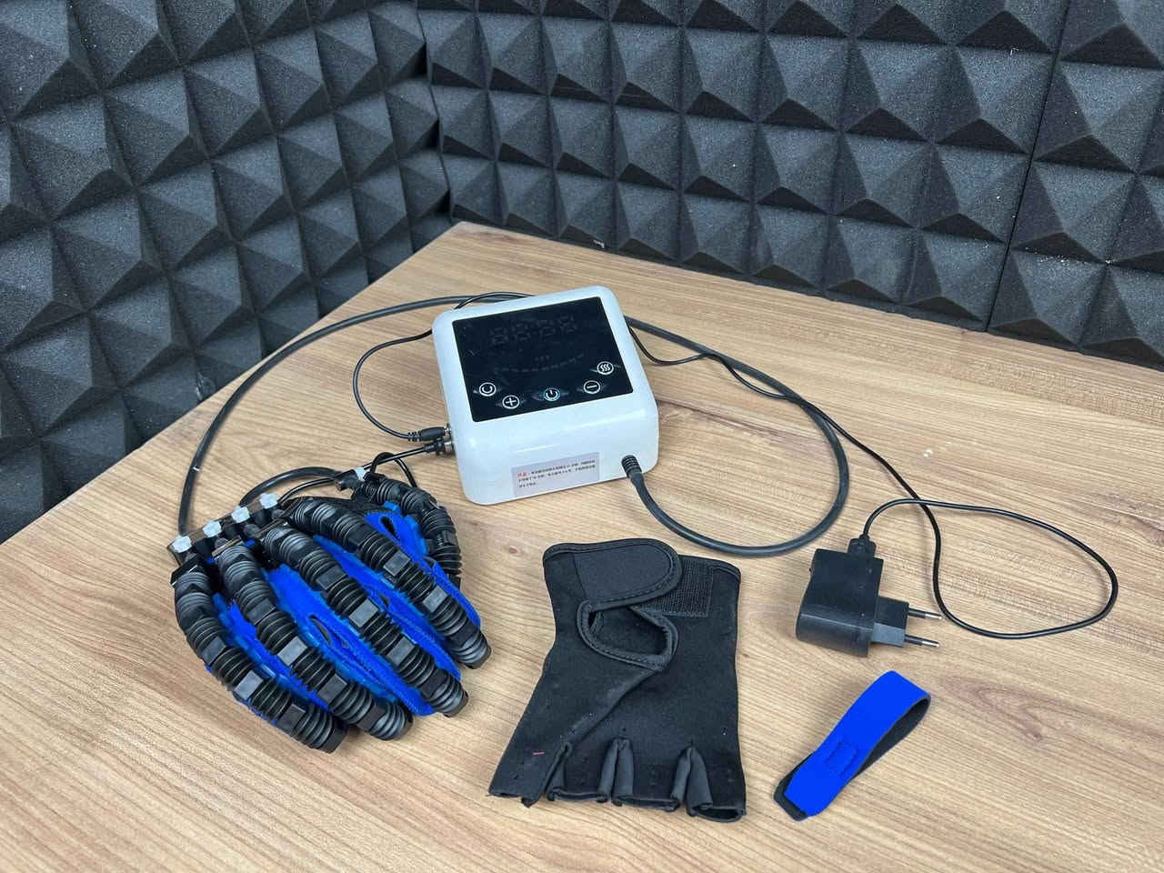 جهاز تدريب إعادة تأهيل وظائف اليد
Hand Function Rehailitation Trainingdevice

🔷الاستخدامات

🔹إعادة تأهيل اليد بعد الجلطات أو الإصابات أو العمليات الجراحية.

🔹تحسين حركة الأصابع وإعادة بناء القوة والمرونة لمرضى الأعصاب.

🔹تخفيف التشنجات والتيبّس واستعادة القدرة على القبض والفتح.

🔹تدريب التحكم العصبي الحركي لمرضى الشلل النصفي وكبار السن.

🔹مناسب للعلاج الفيزيائي المنزلي أو للمراكز الطبية.

⭐المميزات

🔹قفاز رئيسي (يمين أو يسار) يتوفر بمقاس XL حسب اختيار المستخدم.

🔹يأتي المنتج مع كف مساعد (Mirror Glove) يعمل كأداة للتحكم بحركة القفاز الرئيسي، حيث يقوم المستخدم بتحريك الكف السليم ليقوم القفاز العلاجي بتقليد الحركة تلقائيًا.

🔹نظام ذكي لتحفيز الأعصاب وتحريك الأصابع عبر آلية قبض وفتح آلية مدروسة.

🔹وحدة تحكم إلكترونية بواجهة لمس لضبط قوة الشد، سرعة الحركة، وعدد التكرارات.

🔹دعم كامل لجميع أصابع اليد من خلال أنظمة سحب مرنة تحاكي الحركة الطبيعية.

🔹مناسب لمرضى ضعف العضلات، إصابة الأعصاب، تيبّس الأصابع، أو فقدان التحكم الحركي.

🔹مواد مرنة ومريحة تضمن جلسة علاجية طويلة بدون انزعاج.

🔹مستوى أمان عالٍ يعمل بطاقة 5V عبر شاحن USB.

🔹سهل الاستخدام بدون تجربة سابقة أو إشراف مباشر من مختص.

🔹وضعيات تدريب متعددة(قبض – فتح – تدريب تدريجي – نمط ذكي).

🔷المواصفات التقنية:

🔹الطاقة: 5V USB

🔹آلية العمل: محرك + نظام سحب ميكانيكي للأصابع

🔹وضعيات التدريب: متعددة

🔹مدة الجلسة الموصى بها: 20 دقيقة – 4 مرات يوميًا (حسب الكتالوج)

📦محتويات الصندوق

🔹قفاز علاجي رئيسي: يميني أو يساري – مقاس XL(حسب النسخة الموجودة داخل العلبة).

🔹كف مساعد للتحكم بالحركة (Mirror Glove).

🔹وحدة التشغيل الإلكترونية.

🔹أشرطة دعم وتثبيت إضافية.

🔹كيبل USB + رأس شاحن.

🔹دليل استخدام كامل.

🔹علبة التغليف بقياس:

🔹الطول 23 سم – العرض 15 سم – الارتفاع 13 سم.

📝الملاحظات

🔹المنتج يحتوي على قفاز علاجي واحد فقط، وليس زوجً.

🔹يجب اختيار النسخة المناسبة قبل الاستخدام (يمين و يسار –XL).

🔹الكف المساعد لا يُستخدم للعلاج، بل للتحكم بالقفاز الرئيسي لتقليد الحركة.

🔹يجب البدء بتمارين خفيفة ثم زيادة الشدة تدريجيًا.

🔹غير مناسب لمن لديهم جروح أو التهابات في اليد.

💳 ألسعر / 80،000 IQD
🚚يوجد خدمة توصيل
بغداد/ 3000 IQD
ألمحافظات/ 5000 IQD
