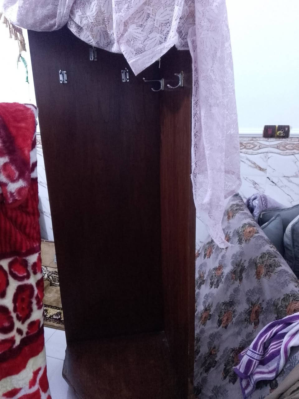يوجد ميز + زاوية +جرباية احطاطة للبيع 
***********
