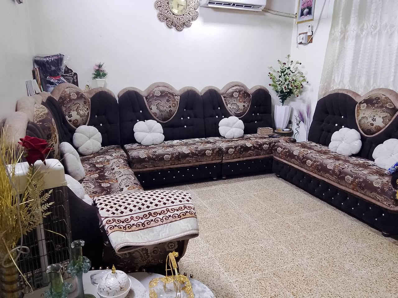 سلام عليكم دار للبيع طابقين مساحه 150 متر موقع حي الزهراء ملحق القادسيه 4 غرف نوم جوه ثنين وفوق 2 مطبخ ثنين مشتملات فوق +جوه هول فوق وجوه وبلكونه للاستفسار ***********
