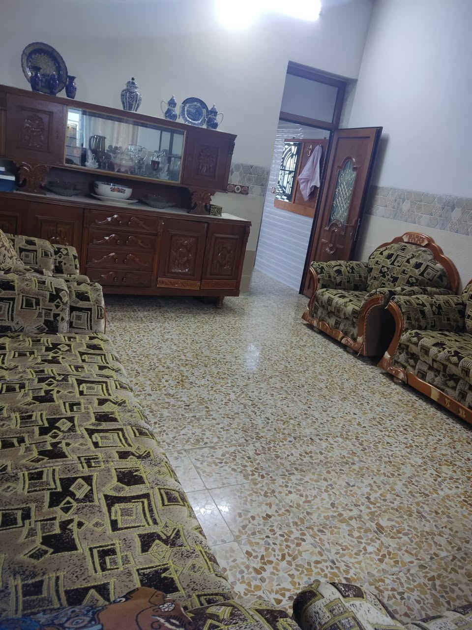 بيت للبيع
مساحه ٢٠٠ متر 
قرب المدرسه الصينيه 
ماء وكهرباء وتبليط جديد
السعر ٧٠ وبي مجال
التفاصيل على الرقم
***********
