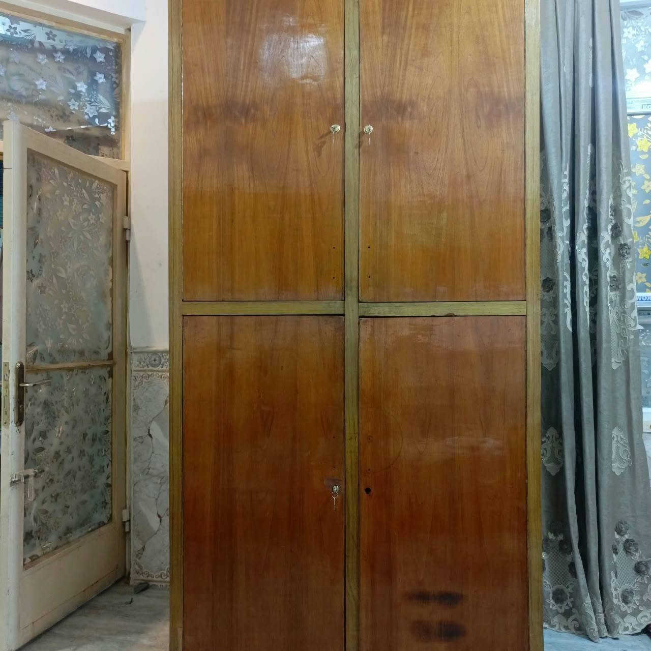 سلام عليكم كنتور للبيع طابقين عرض مالته 120س وارتفاعه مترتين و30 داخل وخارج صاج سعره 150 وهذه ميز هم للبيع نضيف كلش سعره 60 مكاني كربلاء ملحق الفارس اي استفسار ع هذه رقم.  ***********
