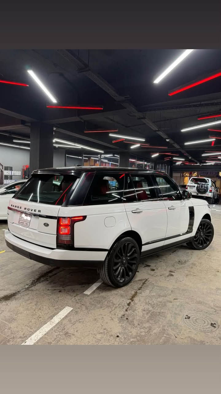 العنوان: للبيع ملكة الفخامة البريطانية.. رانج روفر فوچ Autobiography 2016 (VIP الملكية) - خليجي سردار
الأداء والقوة (القلب النابض):
المحرك: الوحش البريطاني V8 Supercharged.. عنوان للقوة والأداء العالي .
ناقل الحركة: 8 سرعات مع شفتات رياضية خلف الستيرن، لتجربة قيادة ملكية تجمع بين النعومة والقوة المطلقة.
المسافة المقطوعة: 100 ألف كم فقط (إدامة شاملة وكاملة مابيها اي نقص).
المنشأ: وارد وكالة سردار - بغداد (أعلى فئة مواصفات Autobiography vip).
السونار موجود وبي تفاصيل كاملة
المحرك والكير مفتوح سيرفس يم الشركة وما بيهن اي مشكلة مجرد سوبر وبطالة تبديل وما يكلفن 700$ 
اللون: أبيض ملكي (تو كلر) مع قمارة سوداء أصلية.
المقصورة والرفاهية (VIP الكاملة)
نظام المساج: نظام مساج ملكي لجميع المقاعد (أمامية وخلفية).
نظام المقاعد: كشنات منفصلة خلفية (Individual VIP Seats) بوضعية استرخاء ملكية.
التحكم والخزن: جميع الكشنات (أمامية وخلفية) كهرباء بالكامل مع نظام ذاكرة خزن (Memory) لكل المقاعد.
الراحة: نظام تبريد وتدفئة لجميع المقاعد (أمامية وخلفية).
الديزاين: داخل جلد أحمر (كامل) فائق النعومة + سقف (شاموا/كنتارا) أسود أصلي بحالة المصنع.
التبريد: ثلاجتين منفصلة (ثلاجة أمامية + ثلاجة خلفية للركاب).
الأنظمة الذكية والتكنولوجيا:
أنظمة القيادة: نظام النقطة العمياء (Blind Spot) + حساسات أمامية وخلفية كاملة.
الإضافات الخارجية: مري شفط (طي آلي)، أبواب شفط، وصندوق كهرباء.
الرؤية: داتا شو (HUD) عرض المعلومات على الجامة، وكاميرات محيطية 360 درجة.
التحكم: ستيرن كهرباء (فول تحكم) مع نظام صوتي Meridian المحيطي.
الملحقات: غراض الشركة والعدة كاملة وموجودة بالسيارة.
التفاصيل المالية والموقع:
السعر: 29,000$ (290 ورقة) وبيها مجال طيب للشراي.

***********

