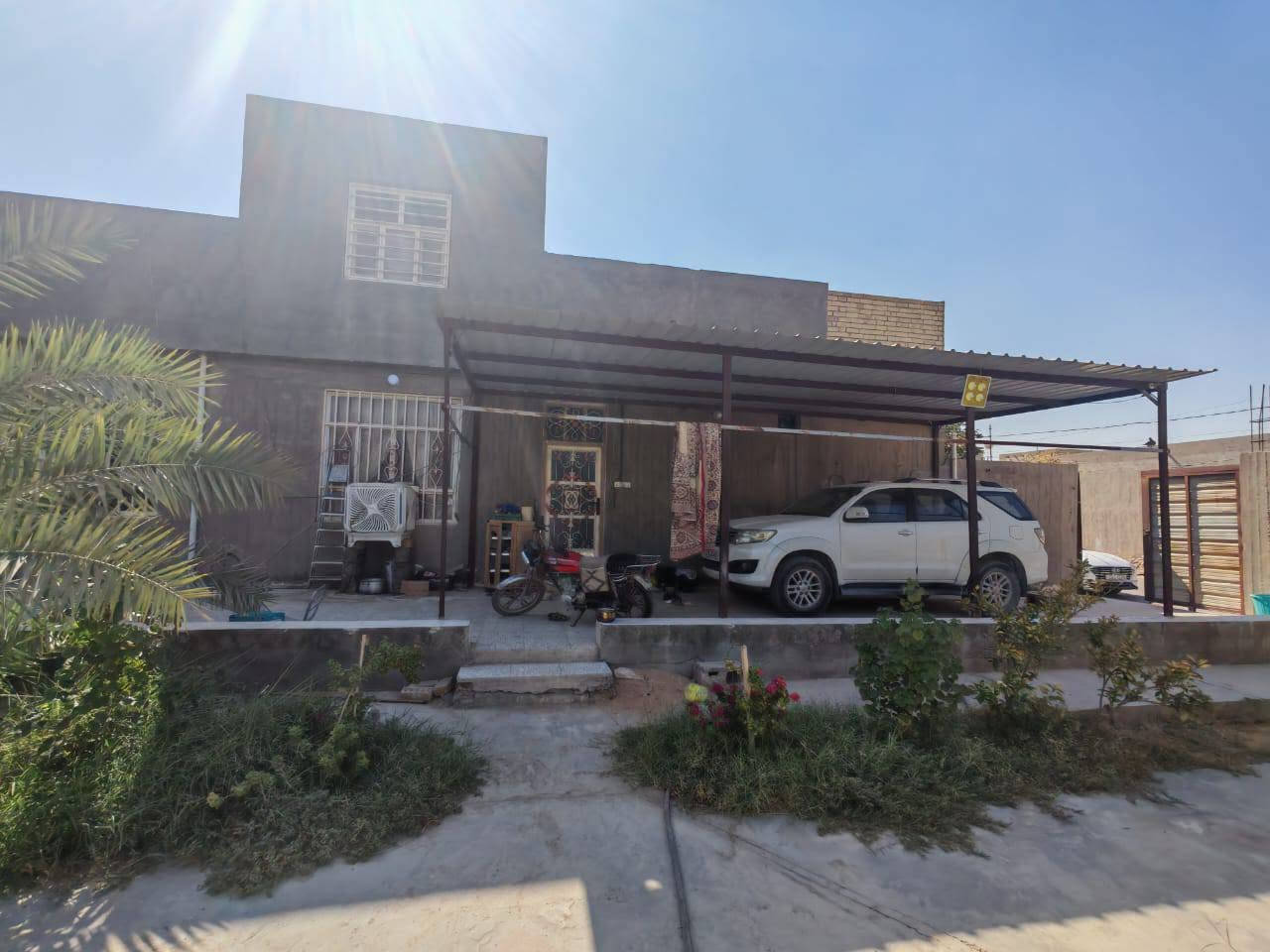 بيت للبيع مساحة ٨٠٠ متر مساحه البناء ٢٥٠ طابقين يحتوي على عدة نخيل ومرافق صحية متعددة يلصح ان يكون حسينيه للزوار المكان كوفه حي ميسان التواصل ***********
