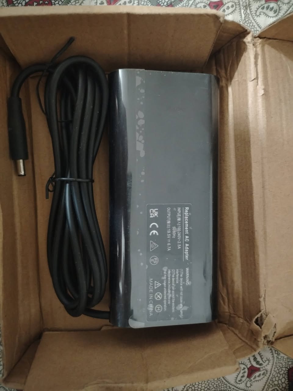 المواصفات الفنية الموضحة:

​القدرة (Power): 130 واط (130W)

​الجهد والتيار (Output): 19.5 فولت (19.5V) / 6.7 أمبير (6.7A)

​السعر المقدر:

​بالدولار: يتراوح سعر الشاحن البديل بين 25 إلى 40 دولار أمريكي (حسب الجودة وتوافق الموصل). 

​بالدينار العراقي: يعادل تقريباً بين 35,000 إلى 60,000 دينار عراقي. 

هذا الجهاز هو محول طاقة وشاحن بديل للابتوب (Replacement AC Adapter)، مخصص بشكل أساسي لأجهزة أبل أو ديل (Dell) واللابتوبات عالية الأداء التي تتطلب قدرة عالية.

للي مهتم ينطي بيهه سعر.. متواجد عالواتس
***********
