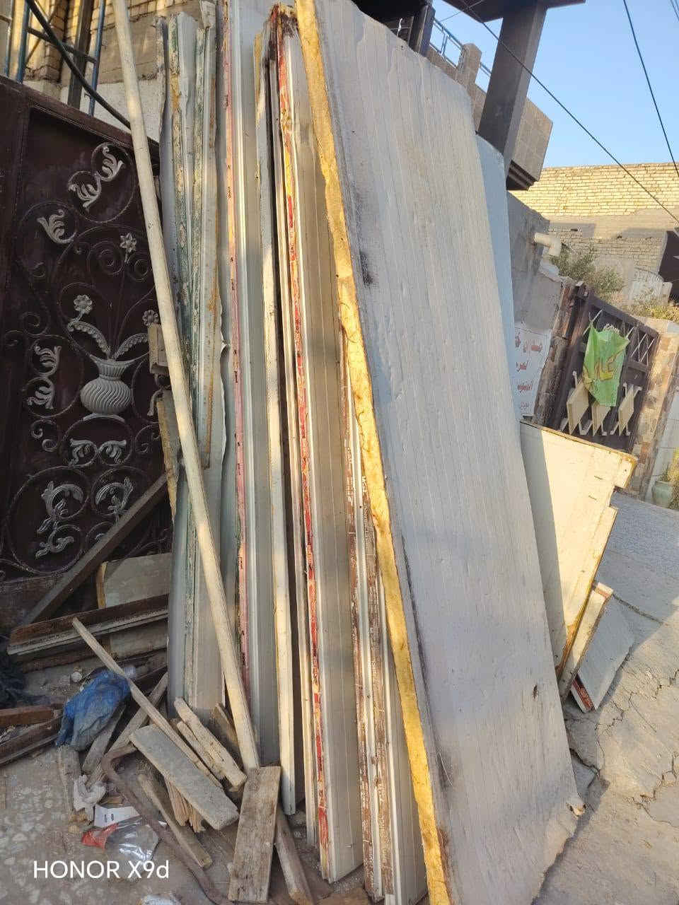 سندويج بنل مستخدم نظيف مع مجموعة من الزوايا الحديد للبيع سعر 250 الف @بغداد الغزالية ***********

نص مكتوب في الصور:
- HONOR X9d