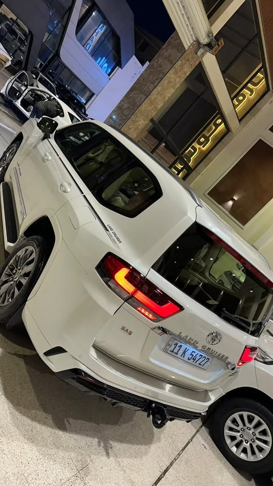 السلام وعليكم
---
*🚘 للبيع أو المراوس*

*لاندكروزر 2024 - SAS Limited أصلية*
📍 *الممشى:* 32,000 KM

✅ السيارة مكفولة كفالة عامة من كلشي
⚠️ *الملاحظة:* فقط رصعة بسيطة جداً بالباب الخلفي الصدر، مسحوبة سحبة بسيطة جداً.
🔹 باقي السيارة مكفولة كفالة عامة.

📍 *الموقع:* بغداد – النهضة
📞 *للاستفسار:* ***********
