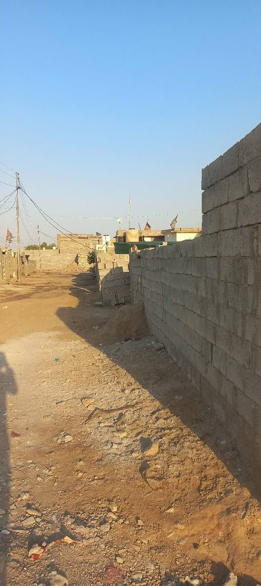 السلام عليكم
بيت للبيع بمشروع اعويد خلف محل ابو محمد 
 مساحه ٢٢٠ متر نزال ٢٠ وجه ١١ و٧٠ 
يحتوي علا غرفتين ٤×٥ /صاله ١٠×٤ مطبخ ٦×٤ /استقبال ٦×٧ وطرمه وحمامات  بيت ملبوخ من الداخل و كامل كهرباء  مي  خط مولد كله جاهز ***********
