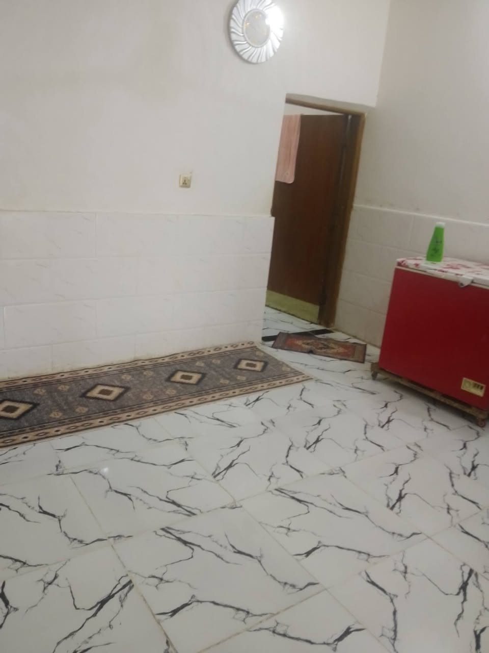 السلام عليكم بيت للبيع المساحة 100 سند 25 يتكون من استقبال مطبخ صالة غرفة أربعة بخمسة وغرغة فوك أربعة بخمسة وبيتونة وصطح ومنور للستفسار اتصل على *********** السعر مناسب
