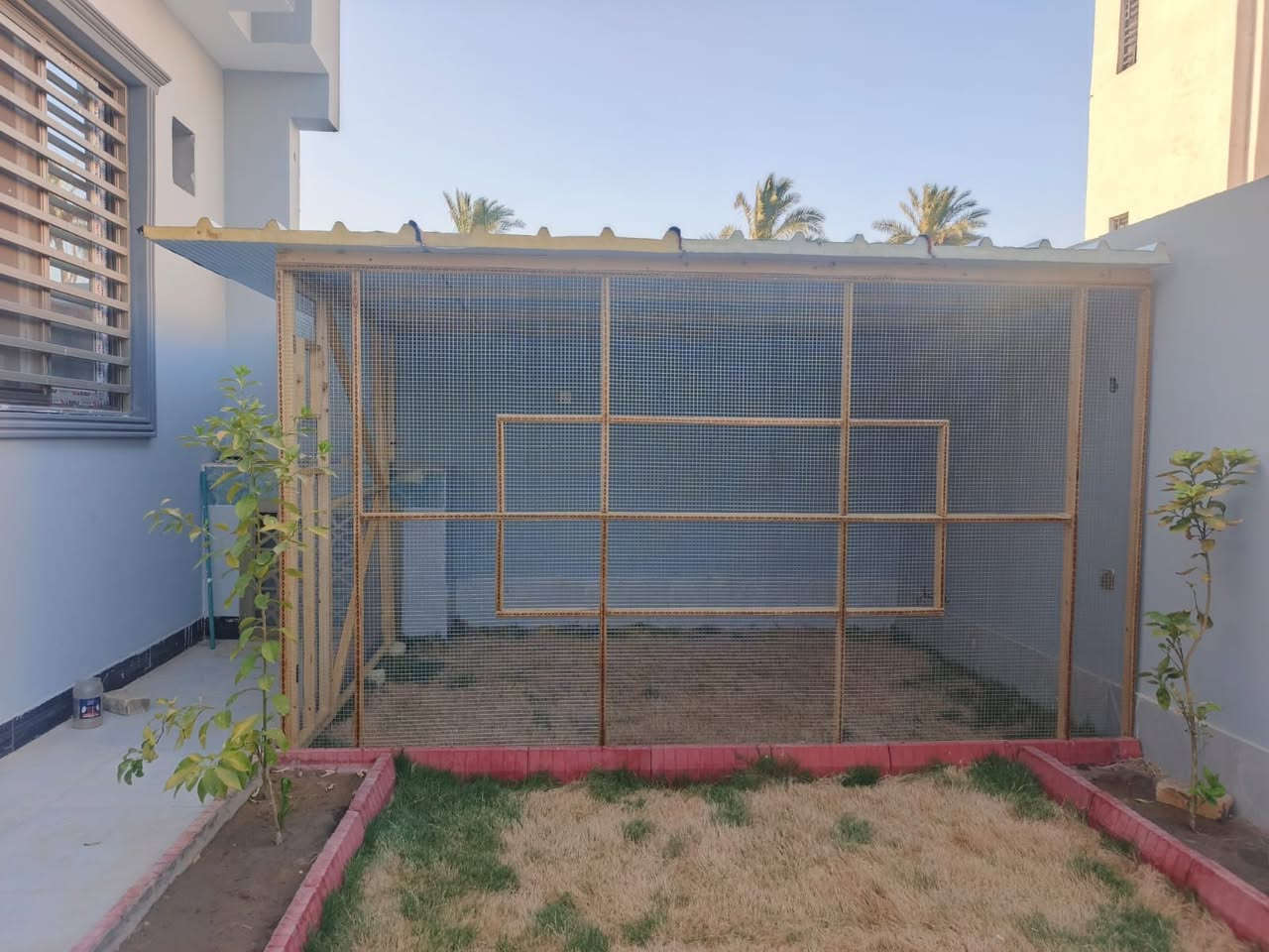 السلام عليكم تم اكمال محميه لاحد لاخوه حسب الطلب والقياسات عرضه 360 رتفاعه 210 نزال 260 شبك بي ار سي ناعم خشبه عل خمسه سانتيم سكف سندويج وشتغل حسب الطلب والقياسات خانات او قفاص أو وجهايات أو كشوانيات بسعر مناسب مكان سماوه وره حي نفط ((***********))
