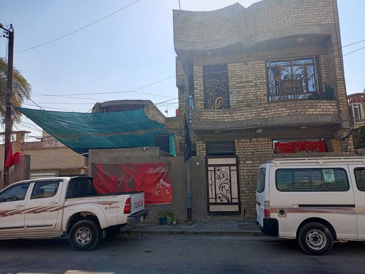 السلام عليكم 
بيت مساحه٣٠٠
واجهة١٢
نزال٢٥
بي بناء مشتمل جديد كدام
ومشتمل ثاني هم معزول ينباع كله وينباع نص هم عادي 
مكانه بغداد جديده النعيرية
شارع كنيسة مريم العذراء 
السعر المتر مليونين وبي مجال بسيط
للأستفسار الإتصال 
***********
