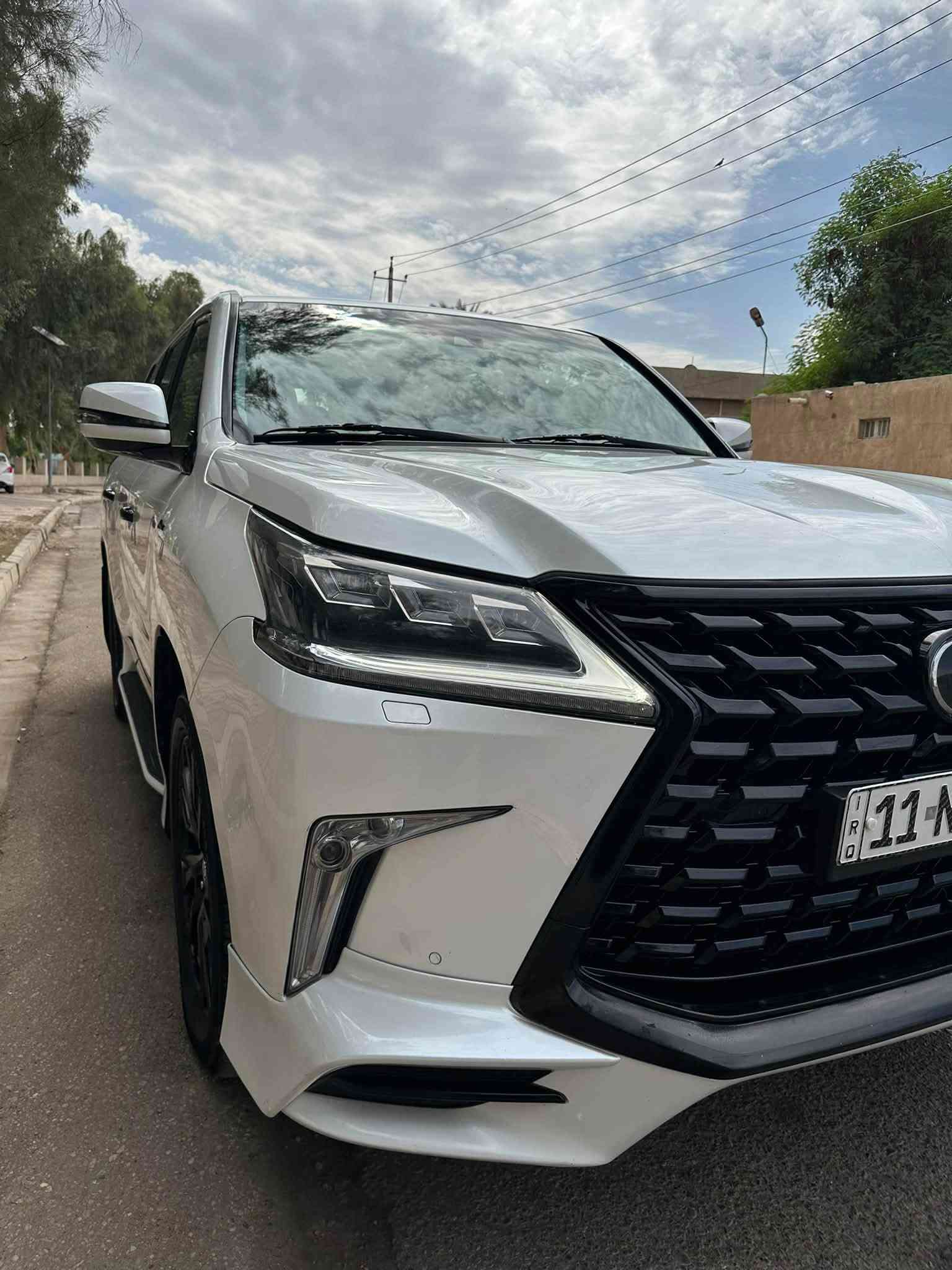 السلام عليكم للبيع لكزز موديل 2020
لكزز فول مواصفات LX 570 
سوبر سبورت 
شركة بريم اصل 
داخل قرميدي 
جكات تصعد تنزل 
جميع الكشنات كهرباء 
كشنات تدفئه تبريد 
رادار 360 درجة 
5 كامرات 
صندوق كهرباء 
سلايت 
ثلاجه 
تحكمات ستيرن 
سايد بريك كهرباء 
3 شاشات 
ستيرن كهرباء 
كشن ذاكرة 
دوسات ليزريه 
تحديد مسار 
ماشية 69 الف حقيقي 
مكينه كير كفاله عامه بحالة الوكاله 
السيارة كفاله عامه ماعده اصبع بي دي ار موضح بالسونار مرفق مع الصور 
تخم تاير تخم دسكات 
باقي المواصفات معروفه مال لكزز 
رقم بغداد بسمي تحويل ثاني 
هزة وسنويه جديده 
مكان السيارة ديالى المقدادية 
السيارة جديده بحالة الوكاله شرط 
ما شاء الله 
***********
