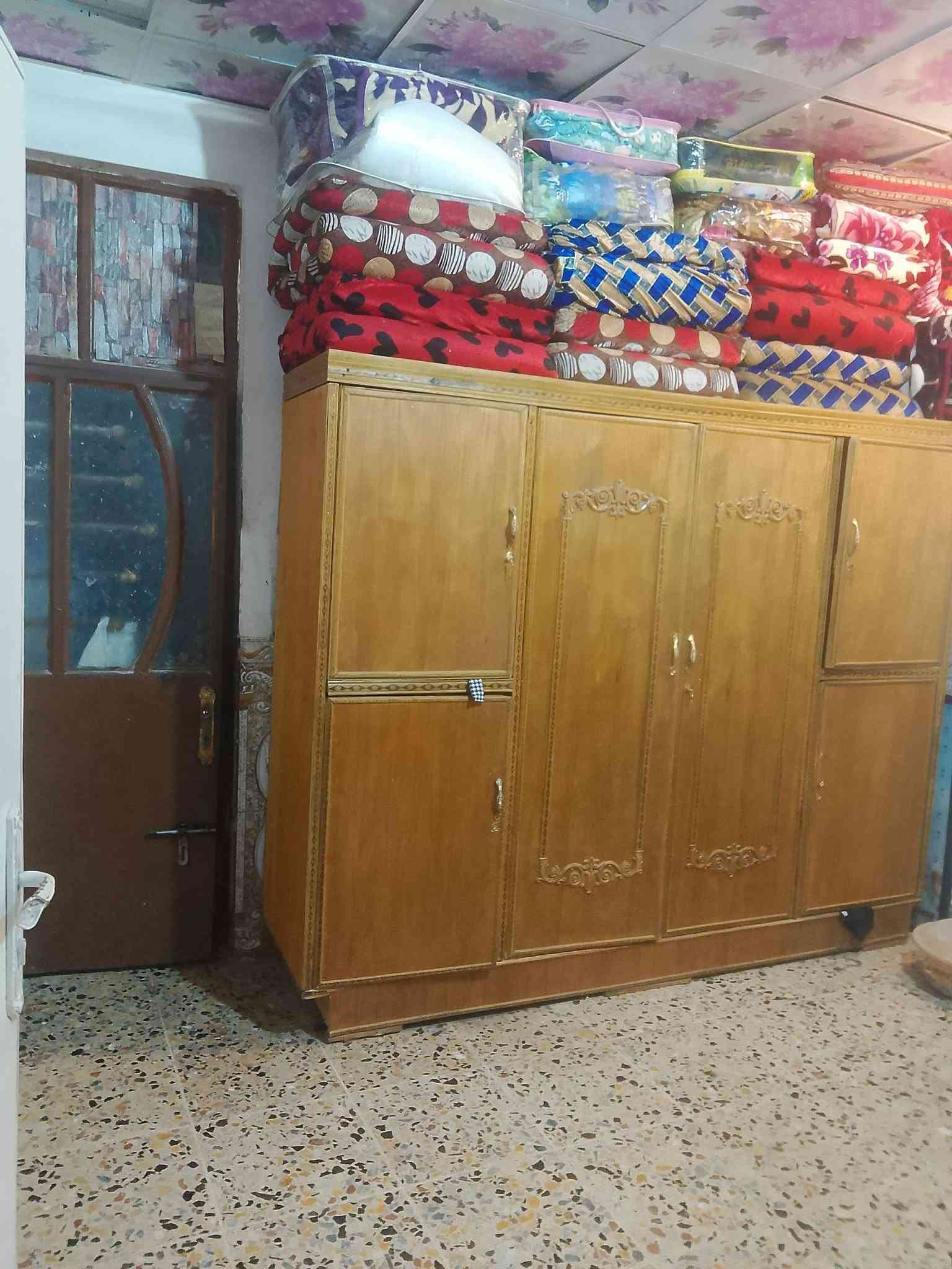 السلام عليكم دار لبيع  المساحة 100 مربع يحتوي على غرفتين نوم + ترك + استقبال + صاله واسعه + صحيات + منور + مخزن فوك ستاره عاليه + صب كونكريت عالي عن الشارع 5 بايات خدمات مي كهرباء مجاري كافه الخدمات المكان حي اور سبع قصور مخبز البركه   السعر 65 وبي مجال للشراي الرقم *********** 
الرقم الثاني ***********
 يوجد واتساب
