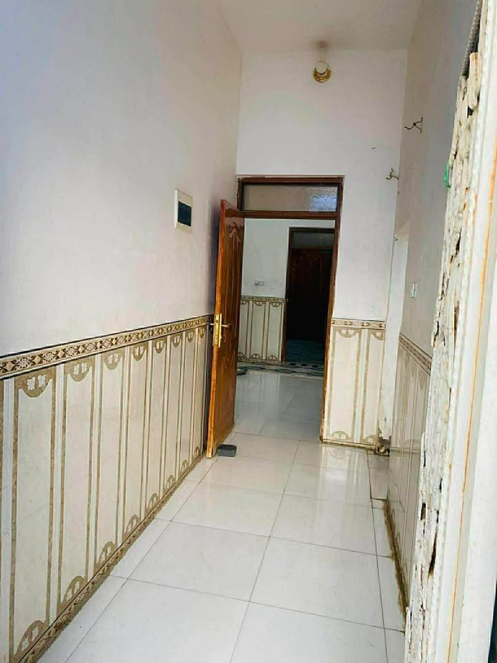 السلام عليكم بيت للبيع 200م  بناء حديث كله طابوك سقف ورباط كونكريت سطح شتايكر سيراميك ارضي جداري
بي غرفتين وصاله ومبطخ ومناور ثنين ومدخل واستقبال وحمام داخلي وخارجي +حديقه خارجيه وعرض الشارع 14م وكافه الخدمات ماء مجاري كهرباء تبليط ورصيف بلباب عنوانه على طريق السفينه قرب جامعة الامام جعفر الصادق 
او على طريق الزيدناويه مقابيل الشركه الهنديه خلف مدرسه الأمنيات
***********رقمي لتواصل اتصال :واتساب
