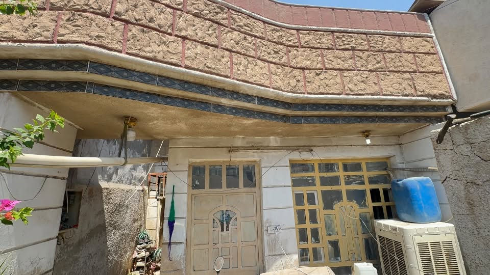 سلام عليكم حبايب بيت للبيع
العنوان شارع الصحه ساحة علاء نجف جهة الزراعية 

بيت ركن مساحتة 100 متر واجهيه 4 أرتفاع 3 

يحتوي علا غرفه حولي صاله منور وصحيات خارجيه وداخليه  غرفة خطار  طابق واحد 

وغرف ثنين فوك مبينات عل نص 

للاسفسار:*********** فقط وتساب 💚
