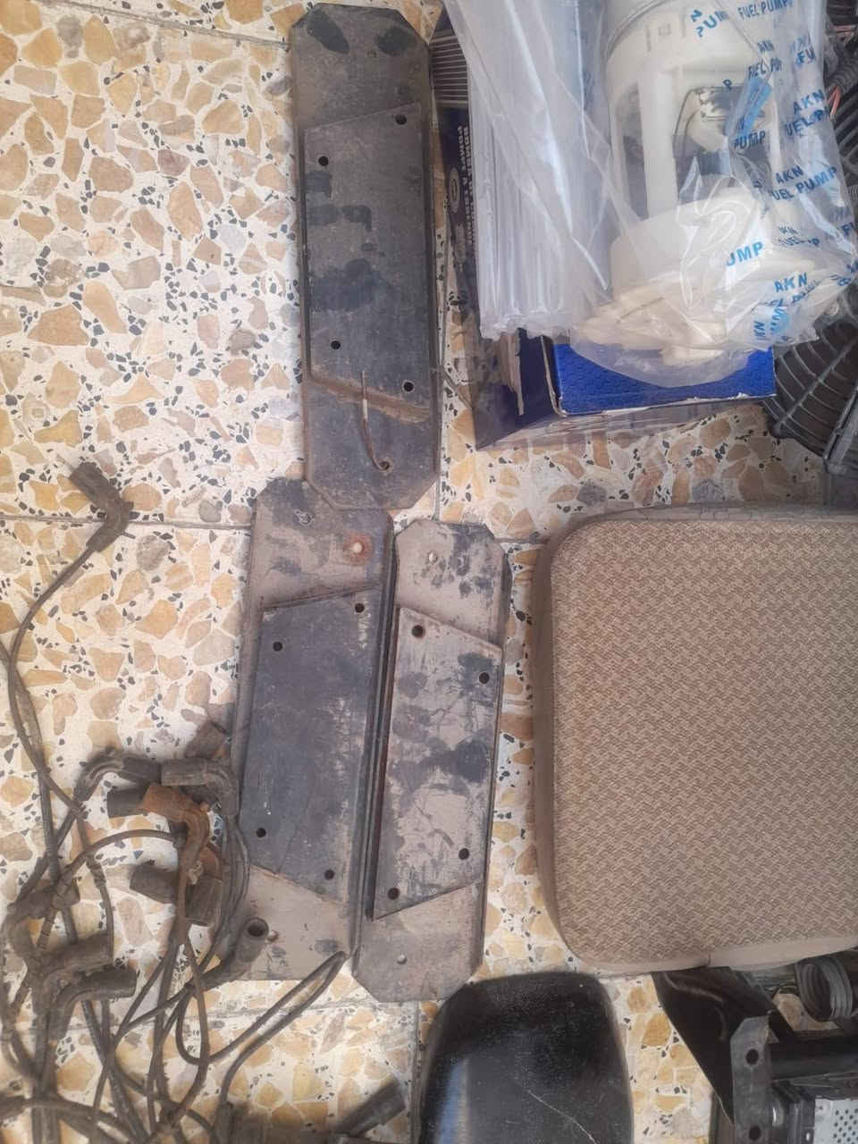 سلام عليكم هذتي غراض مال اجتوو خمات _ تجاوي _كشان قلاب واحد _مروح شغلات _مرايات زوج _عبوه مال فيت بم _ مسجل _ روس بلكات شغالت _قواعد مال كشن قلبيي  _بييع شلع رجاأ 250 وبيهن مجال اي ستفسار الخاص مفتوح ***********
