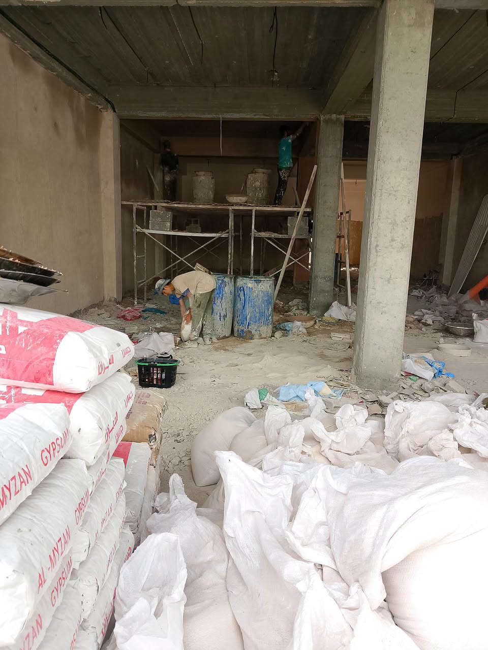 بنايه تجاريه للايجار
🏢 تفاصيل البناية
• المساحة الإجمالية: 207 متر مربع (الطول 24م × العرض 8.80م).
• الارتفاع: 4 متر (سقف مرتفع يمنح فخامة للمكان).
• جاهزية تامة: بناء جديد (بياض كامل، منظومة كهرباء، وإسالة ماء).
• الموقع: ركن مميز على شارع رئيسي بعرض 40 متر وشارع فرعي بعرض 8 متر.
• المساحة الأمامية: 160 متر مربع مساحة خضراء تابعة ومخصصة للبناية.
🌟 ميزة إضافية (حسب الرغبة)
• تتوفر أرض فضاء (بدون بناء) بمساحة 350 متر مربع ملاصقة تماماً للبناية.
• خيارات التأجير مرنة: يمكنك استئجار البناية فقط، الأرض فقط، أو العقار كاملاً.
📞 للتواصل والاستفسار
• اتصال أو واتساب: ***********
• المراسلة: متواجدون للرد على الرسائل الخاصة مباشرة.
