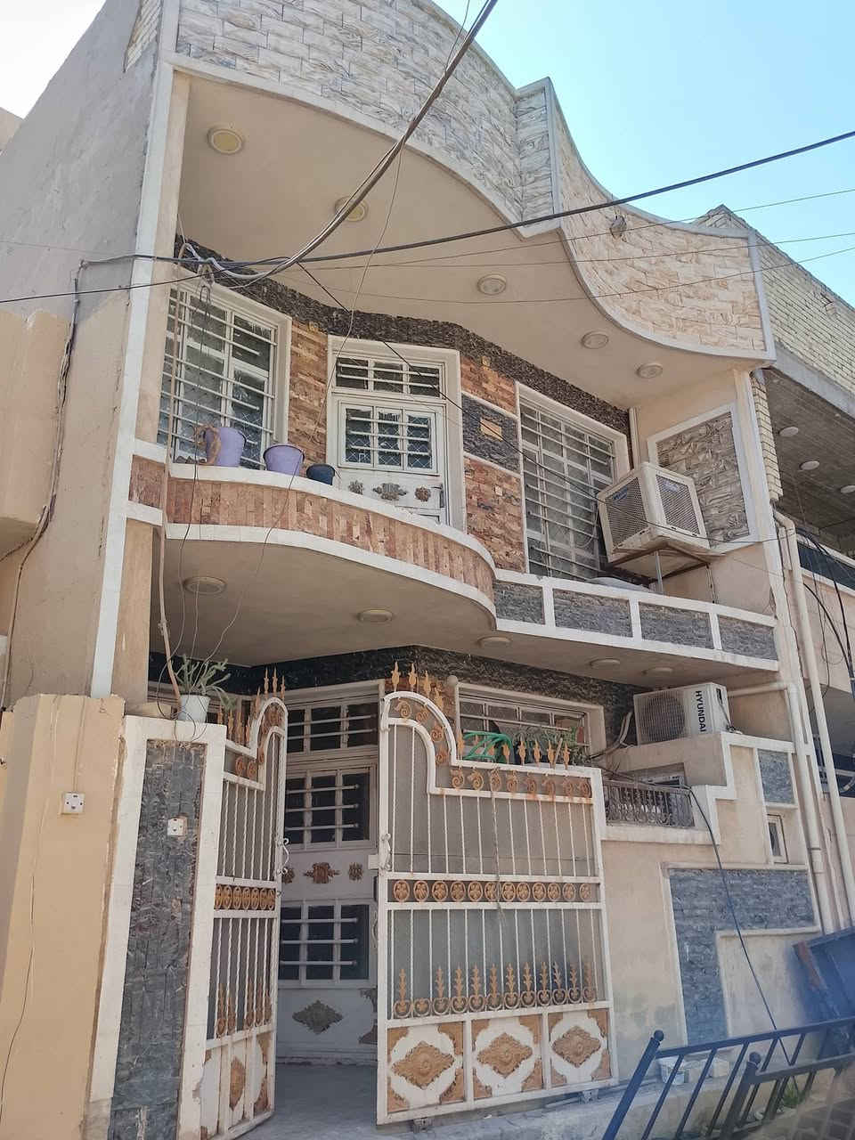دار للبيع
المساحه 100يحتوي على 3طوابق 6غرف نوم 3 صحيات استقبال 
الموقع/سبع ابكار خلف جامع الحجيه
للاتصال/***********
