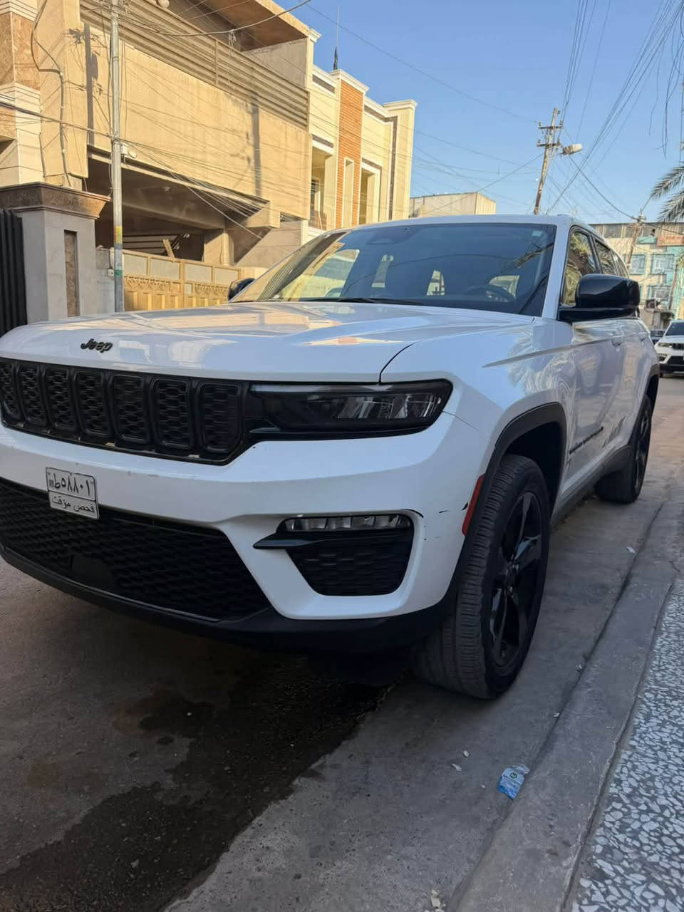 جيب موديل 23 لمتد بدون فتحة مواصفاتها معروفة خمسة راكب 
حادثها بابتين جهة السائق مبدلات بلادي ابيض 
بدون تكمة بدون اير باكات ماشية 43000km
فحص موقت بغداد يعني تترقم بغداد فقط السيارة جاهزة اي نقص مابيها مكان السيارة بغداد
***********
