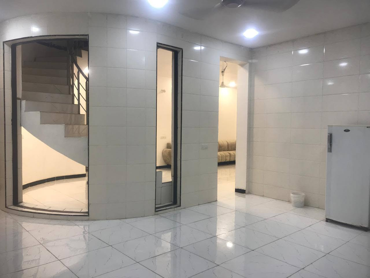 دار للبيع المساحة 380 متر ثاني بيت عن شارع حي الحوراء الصرف 
مجاري ماء كهرباء درجة أولى قرب بيت فاضل عبد الخضير يحتوي على غرف النوم عدد 2 
إستقبال كبير 
صاله كبيره 
مجاميع صحية خارجية وداخلية 
البناء حديث صب كونكريت درجة أولى للاستفسار الاتصال على الرقم التالي *********** أو مراجعة مكتب القبطان لبيع وشراء العقارات شارع علي قمارة قرب أسواق حسون مخيف
