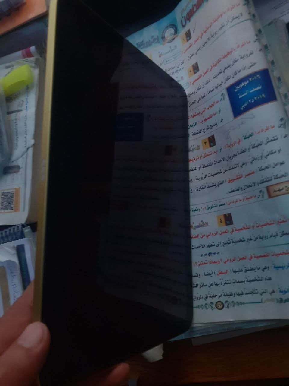 ايباد 11 
معالجه A16 
ذاكرته ٢٥٦ 
بطاريته 97
كامل ملحقاته ومكفول من الشخط والكارتون هم 
رقمي واتس ***********
