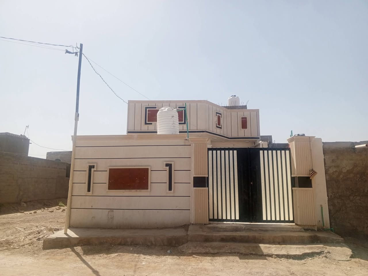 السلام عليكم مكلف بلنشر يوجد بيت بناء جديد البيع مساحته 160 متر بي غرفه وحده جوه والغرفه ثانيه فوك ماكمله مصعديه بعلو ستاره  عمي البيت سعره 45 مليون
***********
***********
