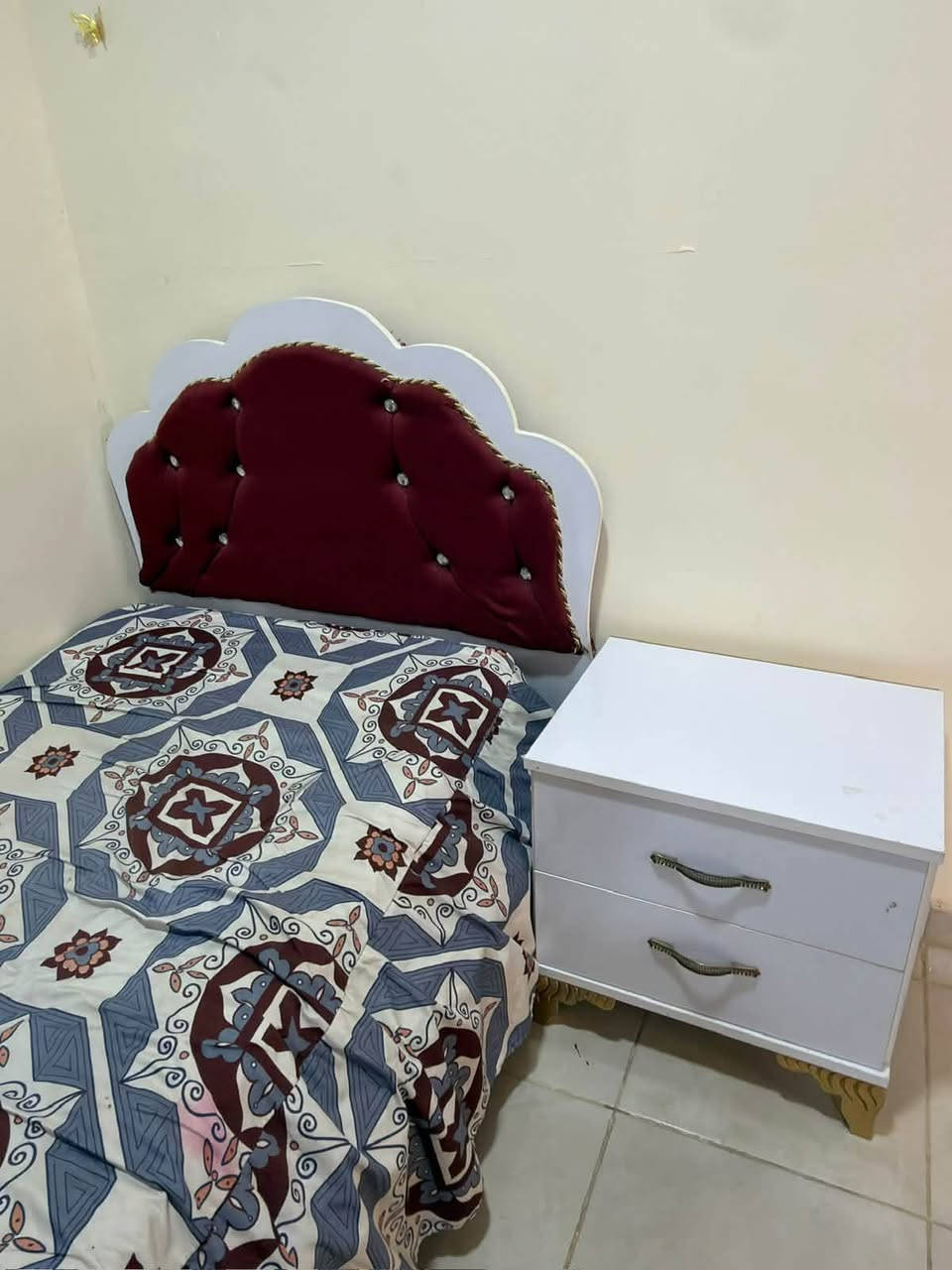 غرفه نوم كنتور ثلاثه ابواب نفر واحد للبيع التواصل عله الرقم استخدام قليل ***********
