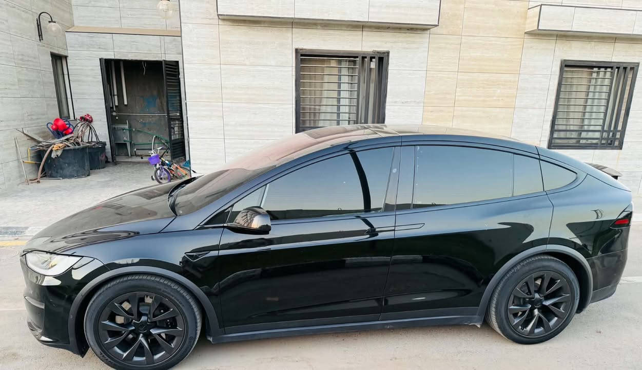 تسلا موديل X Long Range موديل 2023
حادث دعاميه قبق جنطه بدون ايرباك 
المحرك: كهربائي بالكامل⚡️
Dual motor
بطارية كبيرة
تمشي بالشحنه 600km
بدون ايرباك 
‎شاشة متحركه
وارد امريكي 
670 حصان
‎المواصفات:
(Soft Closing) أبواب شفط
5 ركاب
كروز كونترول ذكي
ستيرن تدفئة كهربائي
كراسي كهربائية مع ذاكرة وتدفئة
(Navigation) نظام ملاحة
باب شنطة كهربائي
Home Link نظام
ساوند سيستم فاخر
كاميرا رجوع
(Brake Assist) نظام مساعد الفرامل
نظام الثبات الإلكتروني
تحكم أوتوماتيكي بالإضاءة العالية
(Keyless Entry / GO) دخول وتشغيل بدون مفتاح
أضوية LED أمامية
(Dynamic Steering) توجيه ديناميكي
كبح طارئ أوتوماتيكي
نظام تحذير من التصادم
مراقبة النقطة العمياء
تحذير مغادرة المسار
تنبيه حركة المرور الخلفية
كاميرات محيطية 360 درجة
حساسات محيطية 360 درجة
نظام مساعد الاصطفاف
نظام ترفيهي داخلي
بلوتوث و AUX
والمزيد من المميزات الحديثة
مكان السيارة : الكراده 
رقم التواصل : ***********
