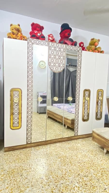 غرفه اخشاب تركي نظيفه السعر 600وبيها مجال بسيط للاستفسار ***********
