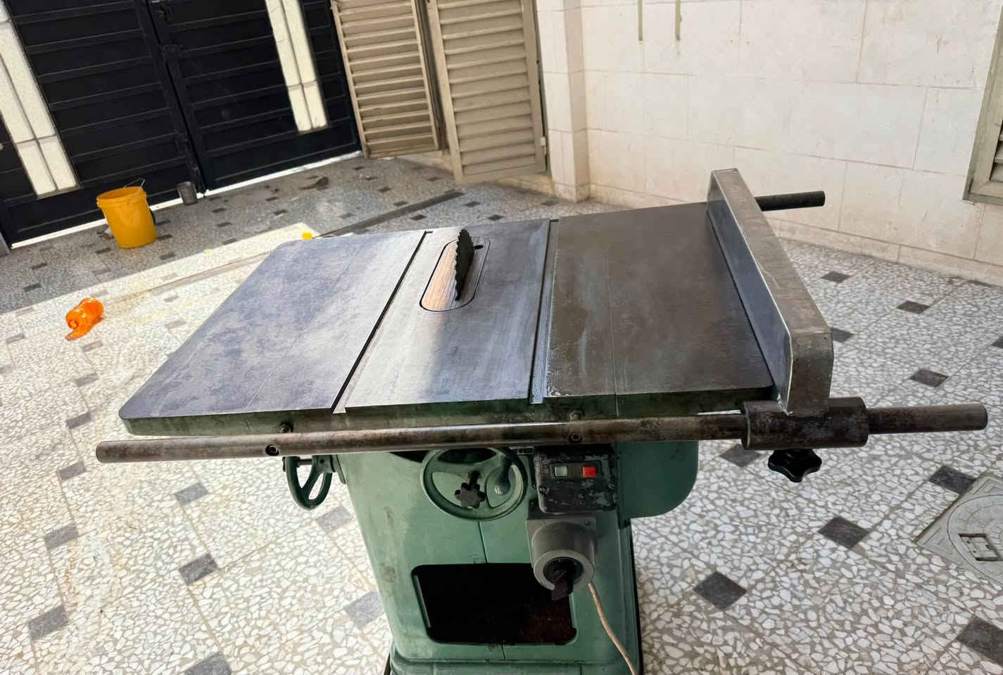 منشار تريفيز كلش نضيف  صناعه انكليزي متعدد التجاه مع صينيه متحركه  السعر12 ورقه الموقع بغداد ***********
