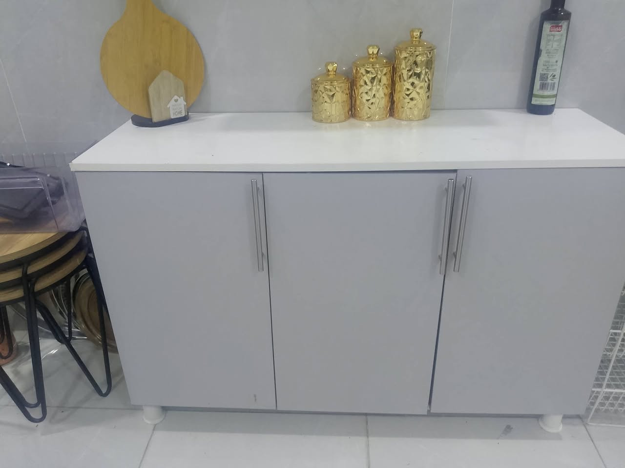 سلام عليكم للبيع كاونتر كامل سنك مرمر تركي نضيف كلش مستخدم قليل وثلاجه صغيره كلش نضيفه وثلج سعر الكاونتر 200 وبي مجال والثلاجه 100قفل الرقم ‏*********** العنوان بغداد الحريه
