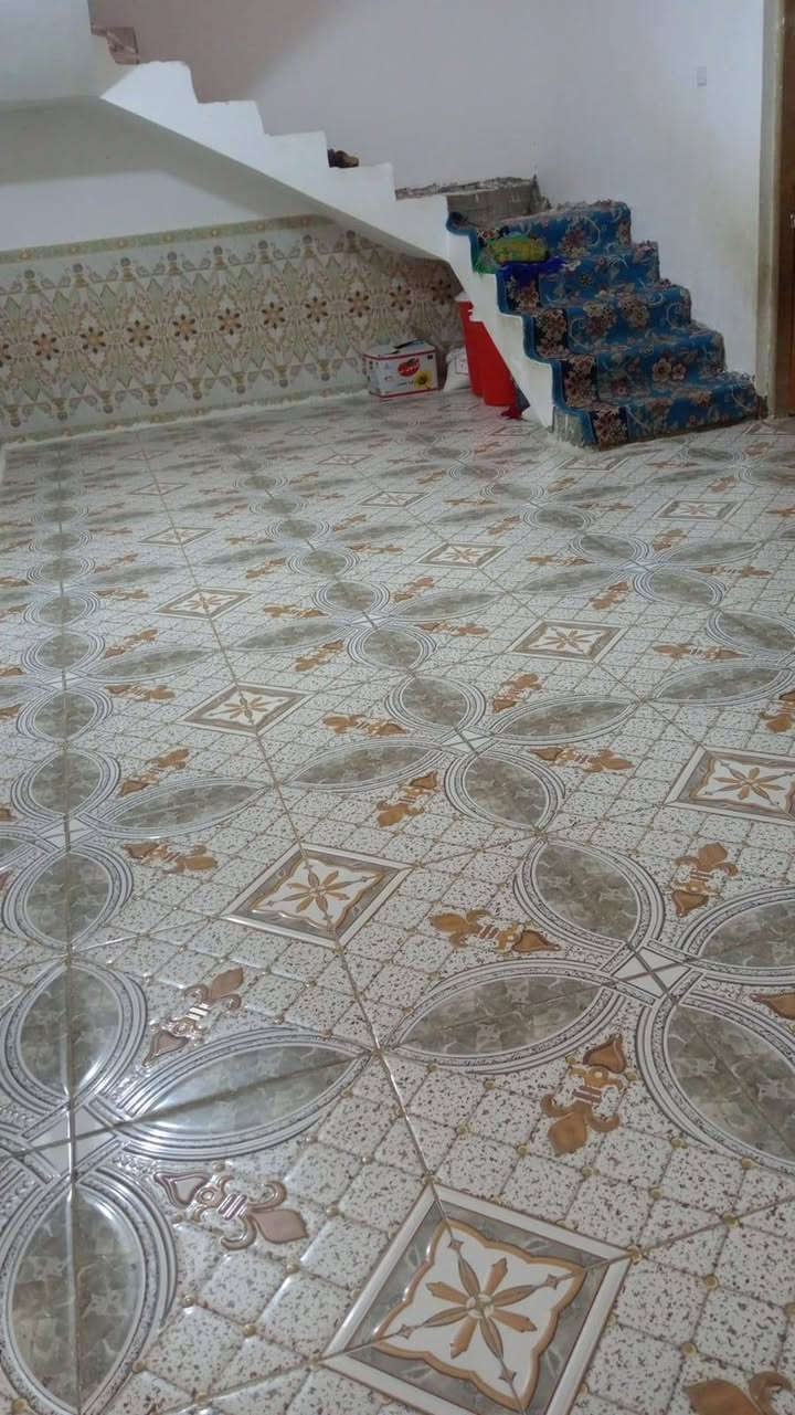 السلام عليكم بيت زراعي للبيع مساحه ٢٥٠م يتكون من غرفتين وصاله ومطبخ واستقبال وديوانيه بيت بناء جديد طابوك وسقف صب كونكريت الموقع حي الحسين قبل لاتوصل ملعب توني سند ٢٥ قريب على الشارع التبليط للاتصال ***********

