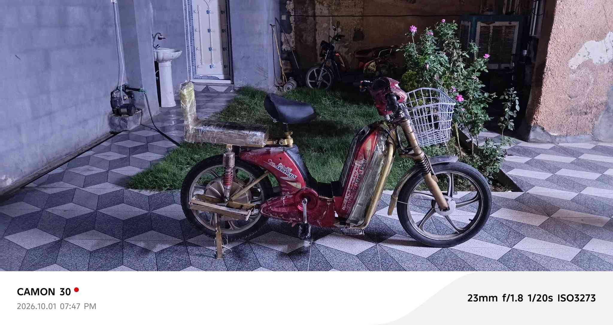سلام عليكم موطورات للبيع 
موطور الاحمر فارس الذهبي 
نقصة بطارية وحدة وشاشة 
بطاريات منفخات بس ميقرن جوة ٨ 
اما الموطور الثاني نقصة بطاريات فقط 
بس كشرة تعبان كما موضح بل الصورة 
سعرهن ٢٠٠ قفل قفل المكان فلوجة حي العسكري شارع سادين رقمي  ***********

نص مكتوب في الصور:
- CAMON 30
- 2026.10.01 07:48 PM
- 23mm f/1.8 1/20s ISO2304
- 23mm f/1.8 1/33s ISO2011
- CAMON 30 2026.10.01 07:48 PM 23mm f/1.8 1/25s ISO2726
- CAMON 30 2026.10.01 07:47 PM 23mm f/1.8 1/25s ISO2203
- CAMON 30 2026.10.01 07:47 PM 23mm f/1.8 1/33s ISO2683
- CAMON 30 2026.10.01 07:48 PM 23mm f/1.8 1/33s ISO1939
- 2026.10.01 07:47 PM
- 23mm f/1.8 1/33s ISO2317
- 23mm f/1.8 1/20s ISO3273