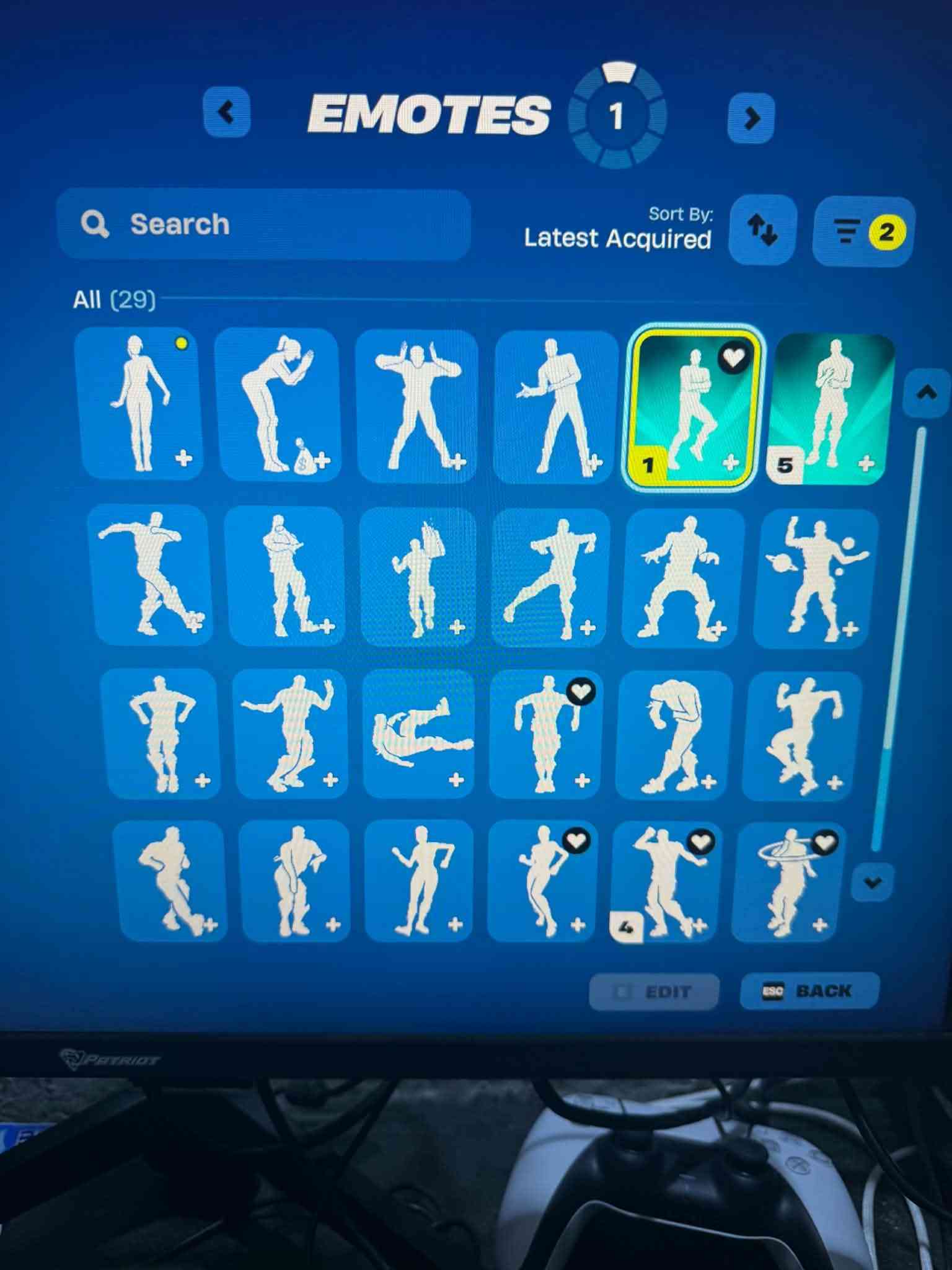 مرحبا
حساب فورت نايت (ابك) وتكدر تربطه على اي منصة 
الحساب قديم حيل  من سيزن رابع او خامس 
الحساب بي 3500 فيبوكس 
سكنات واكسات وكلشي خير من الله والصور كدامك 
140 سكن تقريبا 
145 بيكاكس 
وايموتات هواي محاسبهن 
  السوالف المشتريهن بالحساب كلهن حلوات يعني مو شلون ماجان واللي  يلعبون فورت يعرفون شنو اقصد
السعر حيل مناسب 40 دولار وبي مجال 
واتس ***********

نص مكتوب في الصور:
- CHARACTER
- OUTFIT
- BACK BLING
- PICKAXE
- GLIDER
- KIC
- Search
- Sort By:
- Latest Acquired
- EDIT
- BACK
- CHARACTER OUTFIT BACK BLING PICKAXE GLIDER KIC Search Sort By: Latest Acquired EDIT BACK
- CHARACTER OUTFIT BACK BLING PICKAXE GLIDER KICKS Search Sort By: Latest Acquired EDIT BACK
- EMOTES 1 Search Sort By: Latest Acquired All (29) 1 5 4 EDIT ESC BACK
- All (170)
- ESC BACK
