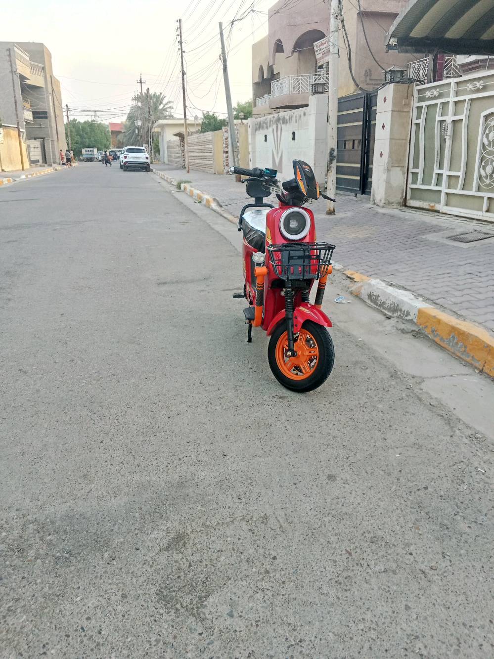 السلام عليكم 
دراجه شحن للبيع استعمال قليل
النوع R9 PBO HIS
فول مواصفات السرعه في الشاشه 99 وهمي حقيقي 60-70 حسب الوزن وتحمل 
وزن  150-200 كيلو 
البطاريات عدد 5 32 امبير 
دبل اشاره لايت بوما اربع الوان
وعالي لونين تجوى ومرايات 
كاربون فايبر ابريكات دسك 
دهن ودبلات غاز وشاحنه وياها سعرها 535 الف وبيها مجال
مكاني بغداد المحموديه الرقم ***********