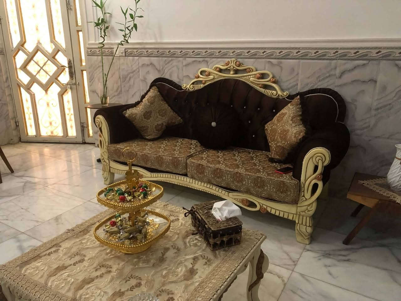 تخم ملكي نضيف يتكون من كرسي ثلاثي 2 واربعه مفرد مع طاوله وصطيه العنوان تموز السعر ٨٠٠وبي مجال الرقم. ***********
