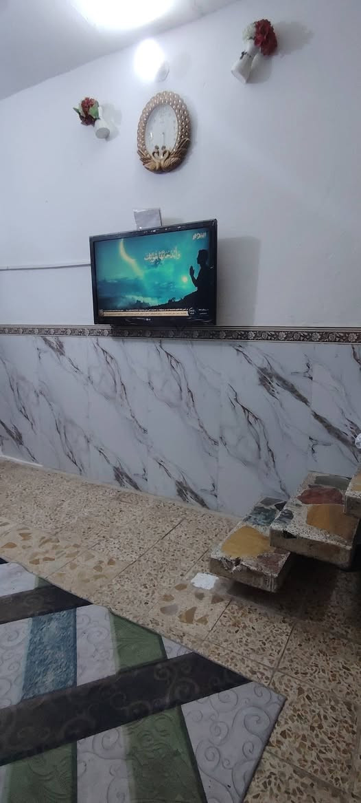 السلام عليكم بيت للبيع طابو مساحة 100 طولانيه طابقين يحتوي طابق الأول علئ مطبخ وصاله وغرفه واستقبال طابق ثاني غرفتين وصاله العنوان العبجيه شارع عشرين للاستفسار واتساب *********** سعر75
